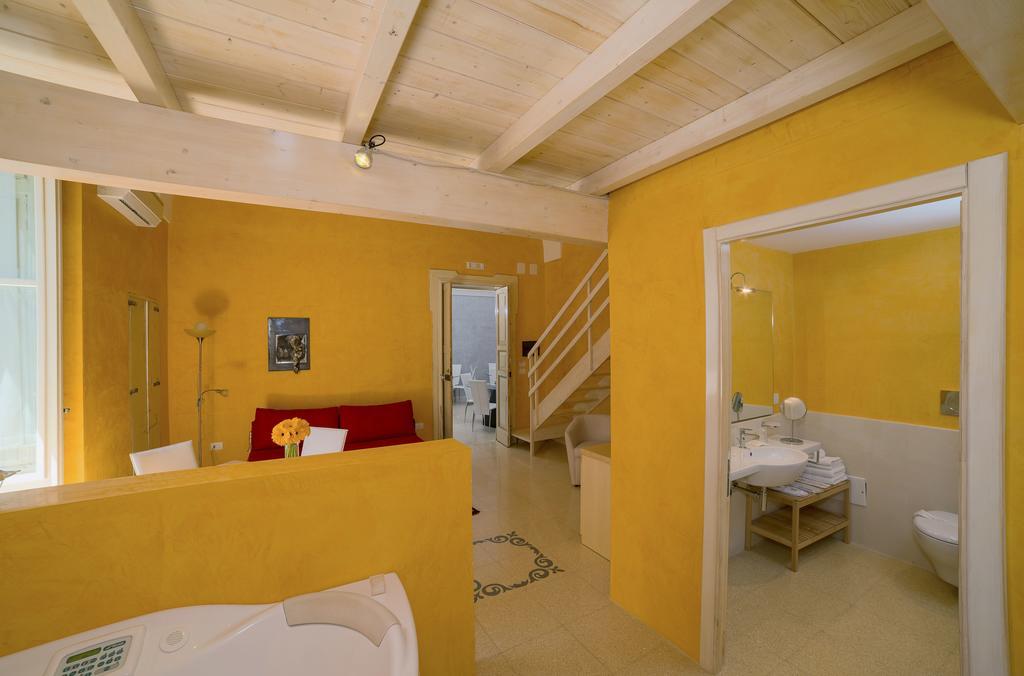 Relais Carlo V - Palazzo Storico Bed & Breakfast Gallipoli Ruang foto