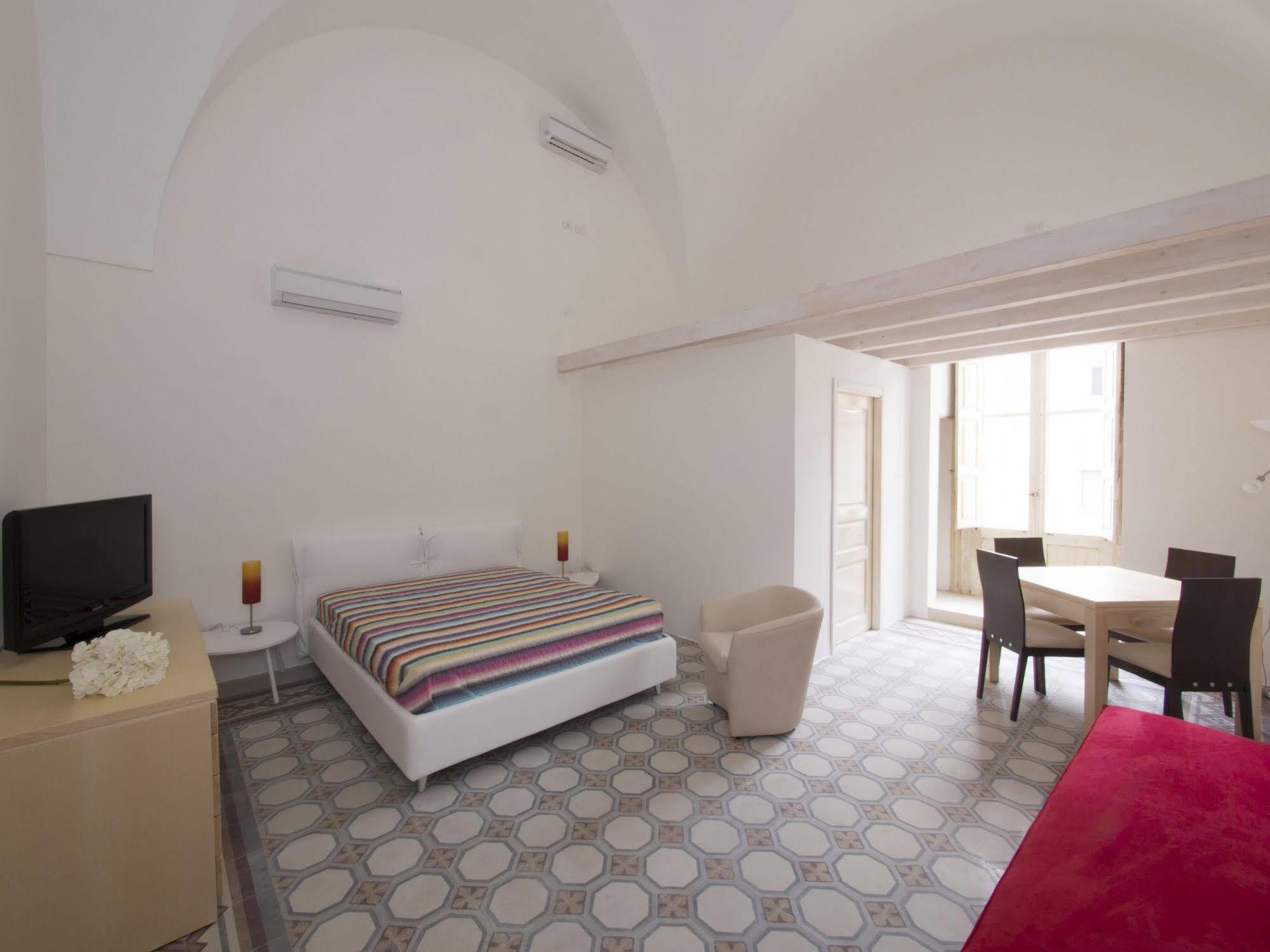 Relais Carlo V - Palazzo Storico Bed & Breakfast Gallipoli Bagian luar foto