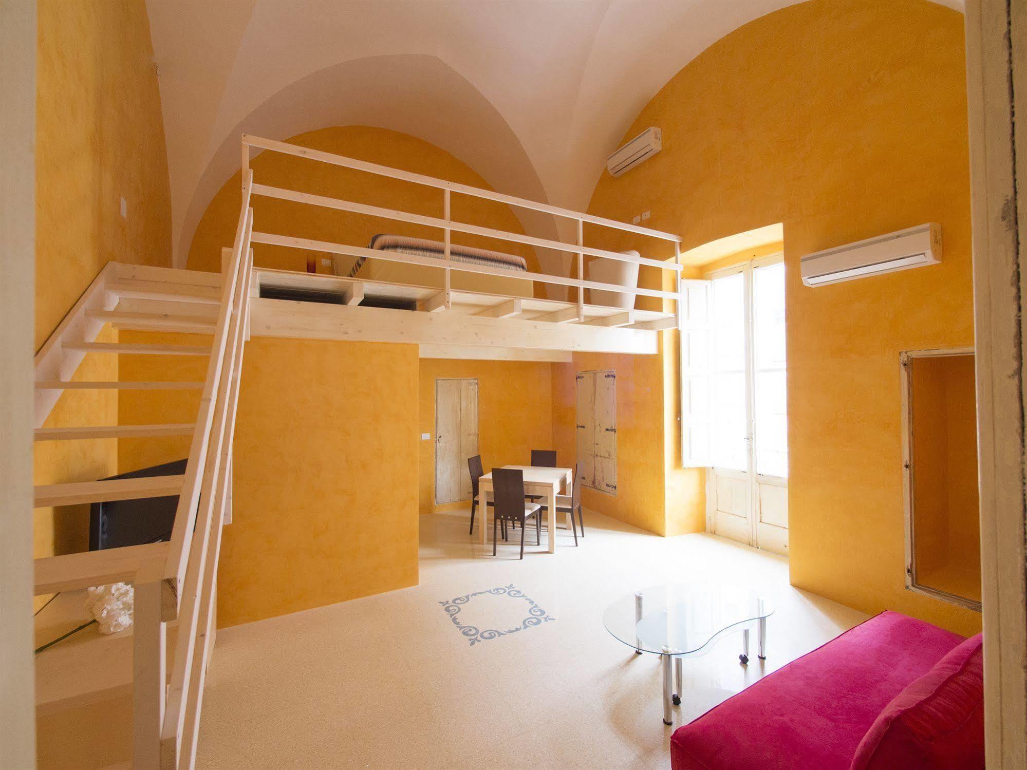 Relais Carlo V - Palazzo Storico Bed & Breakfast Gallipoli Bagian luar foto