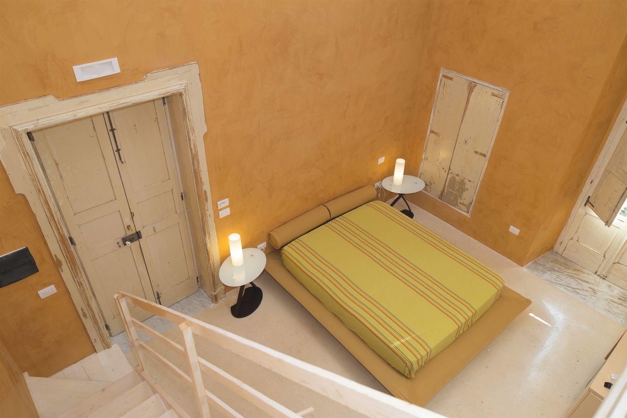 Relais Carlo V - Palazzo Storico Bed & Breakfast Gallipoli Bagian luar foto