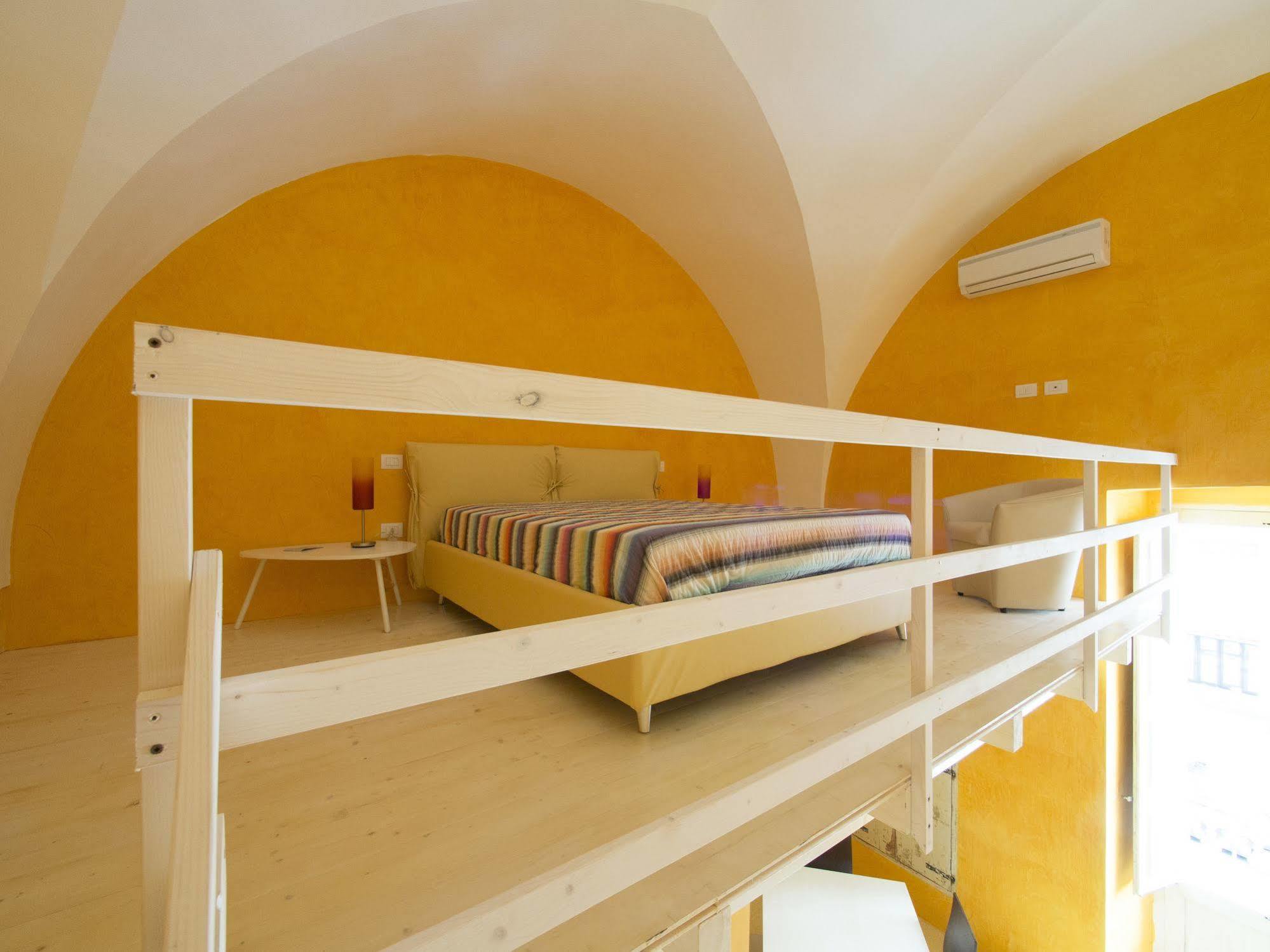Relais Carlo V - Palazzo Storico Bed & Breakfast Gallipoli Bagian luar foto
