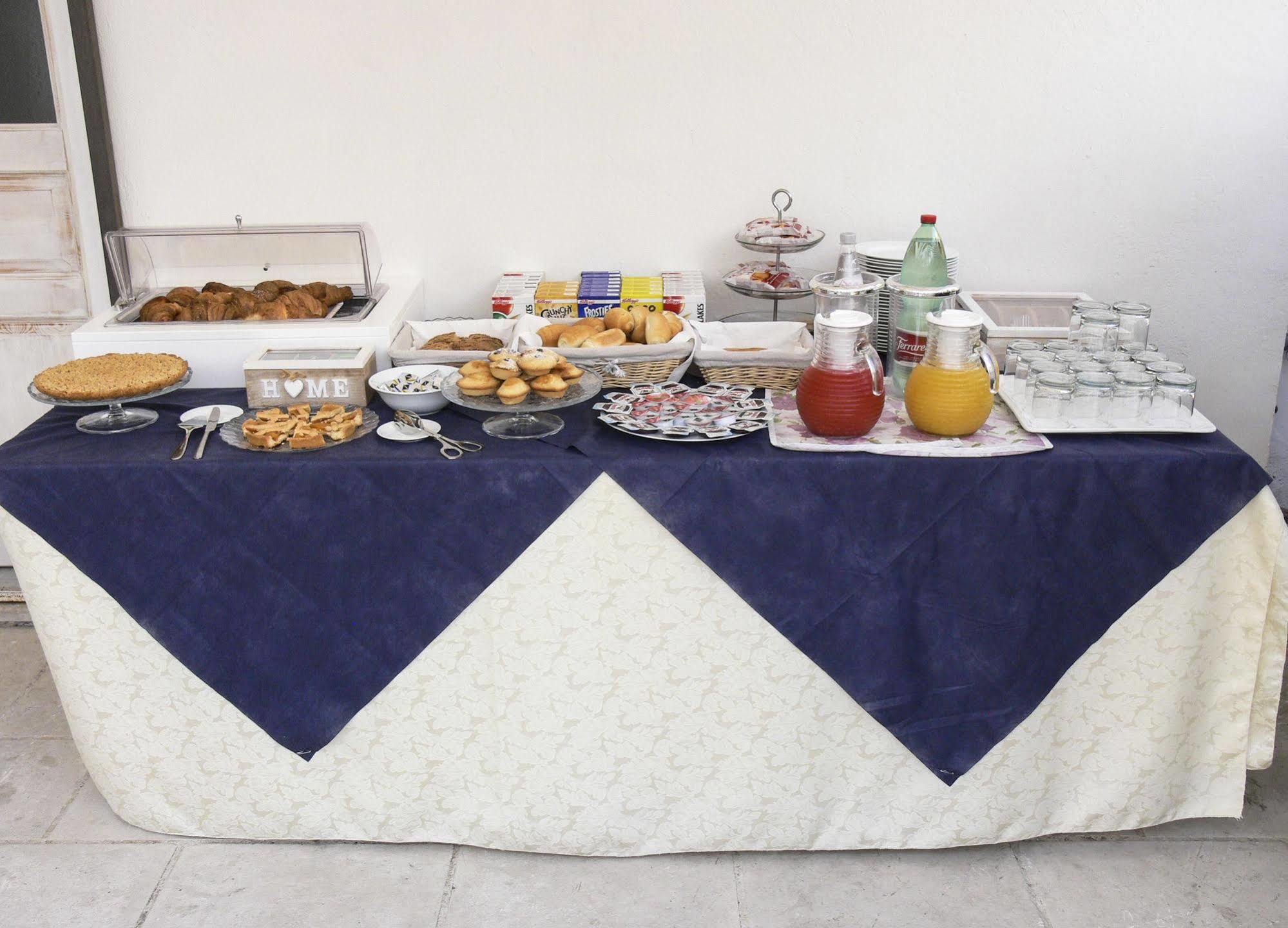 Relais Carlo V - Palazzo Storico Bed & Breakfast Gallipoli Bagian luar foto