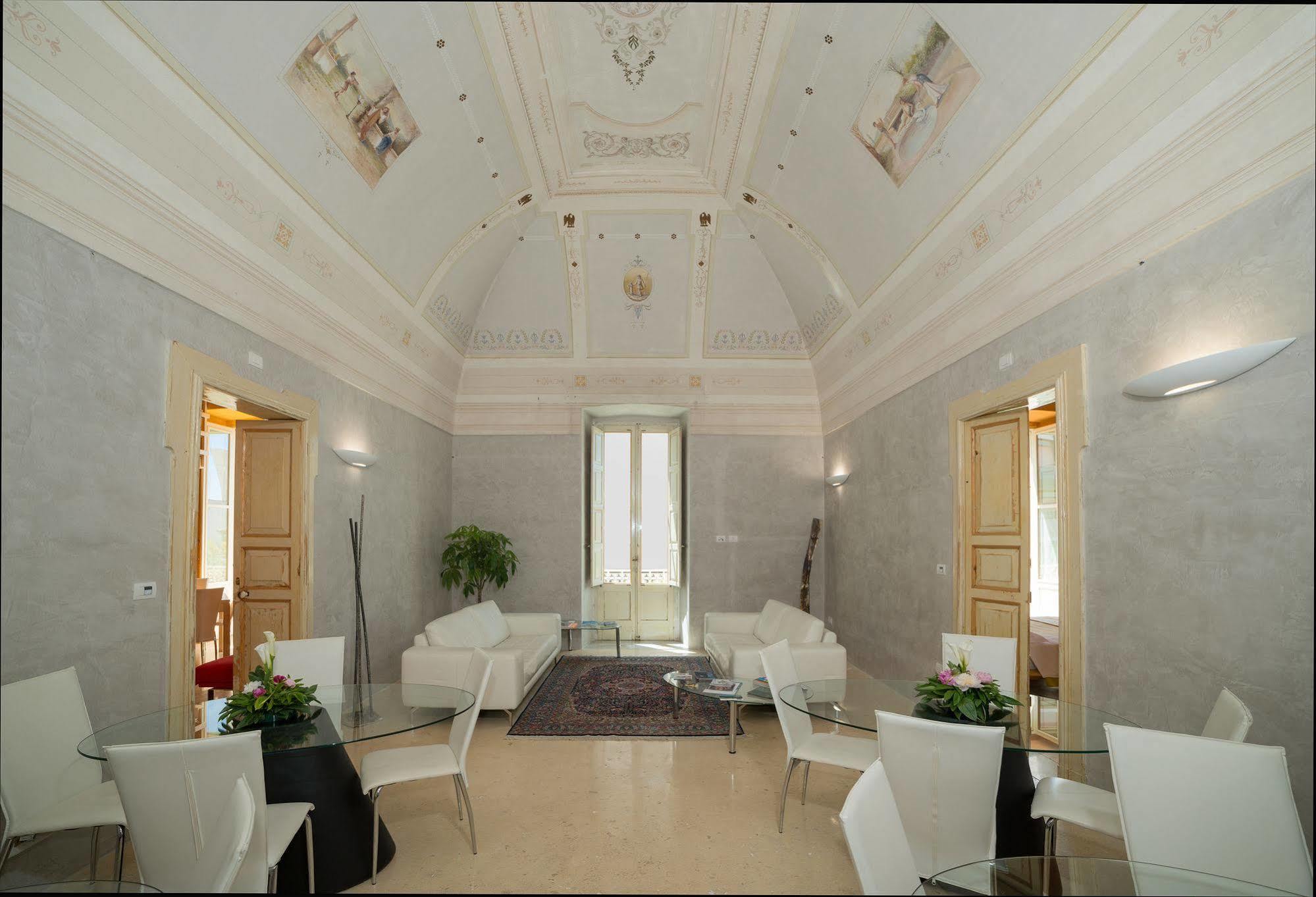 Relais Carlo V - Palazzo Storico Bed & Breakfast Gallipoli Bagian luar foto