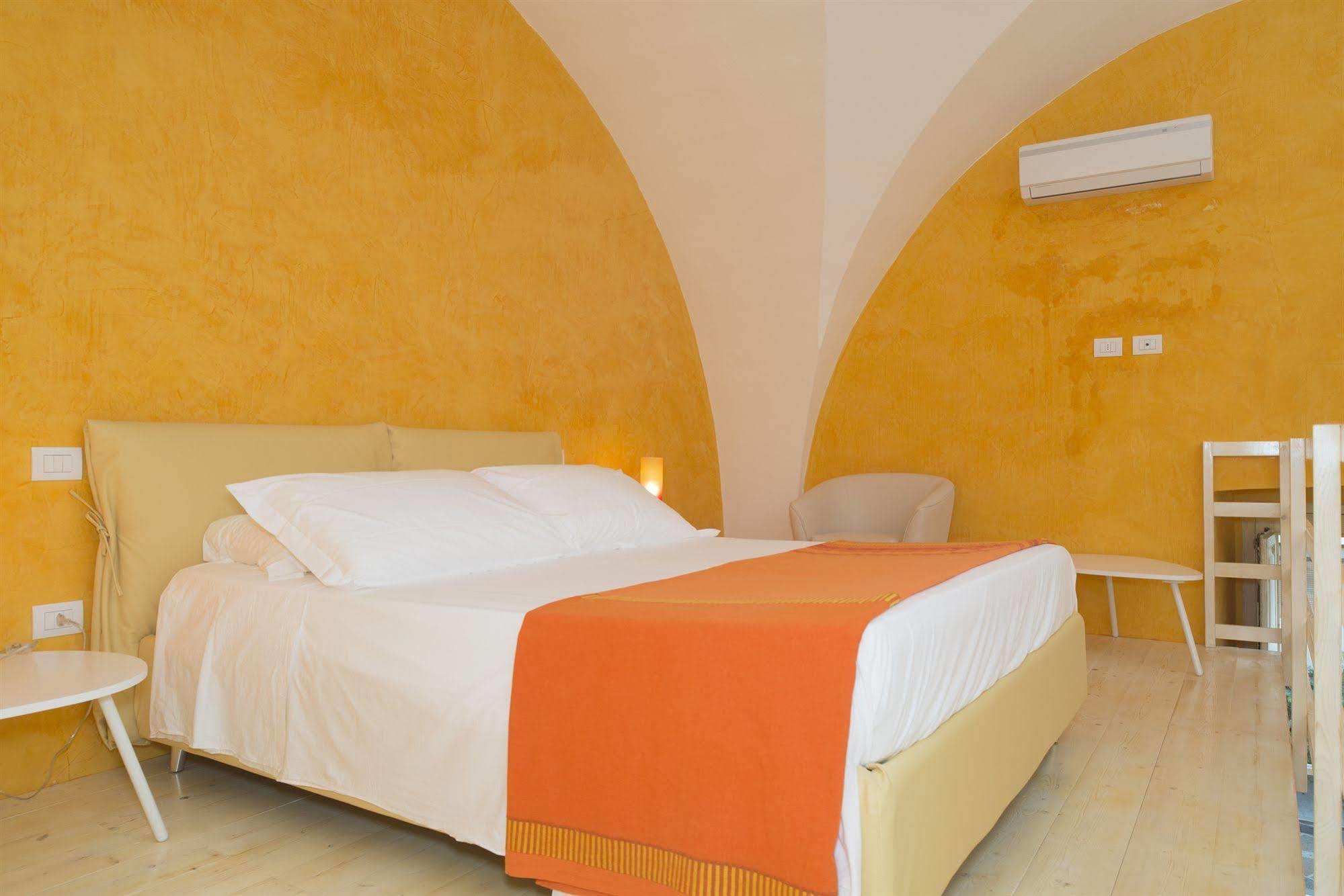 Relais Carlo V - Palazzo Storico Bed & Breakfast Gallipoli Bagian luar foto