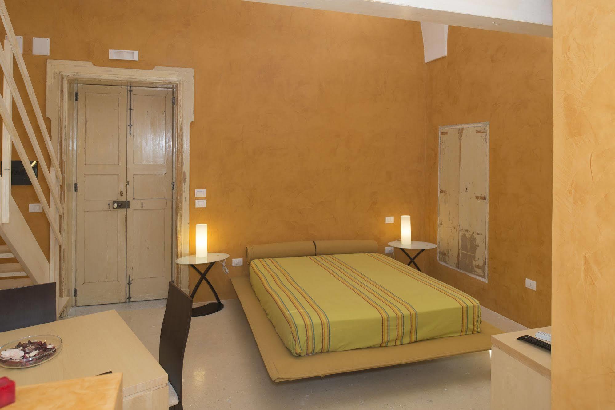 Relais Carlo V - Palazzo Storico Bed & Breakfast Gallipoli Bagian luar foto